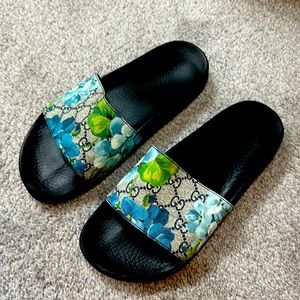 Gucci blue blooms slides like new